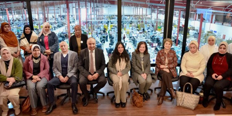 بالتعاون مع غرفة الملابس.. رئيس مجلس السكان الدولي تتفقد عدد من مصانع الملابس بالعامرية