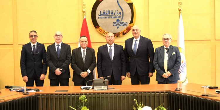 «النقل» تتعاون مع «تنمية المشروعات» لإقامة مشروعات صغيرة للشباب تعتمد علي نظام الامتياز التجاري