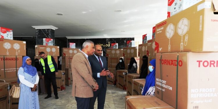 بالصور .. مؤسسة العربي تسلم 40 جهاز عروسة لـ 10 فتيات في أسوان بحضور المحافظ