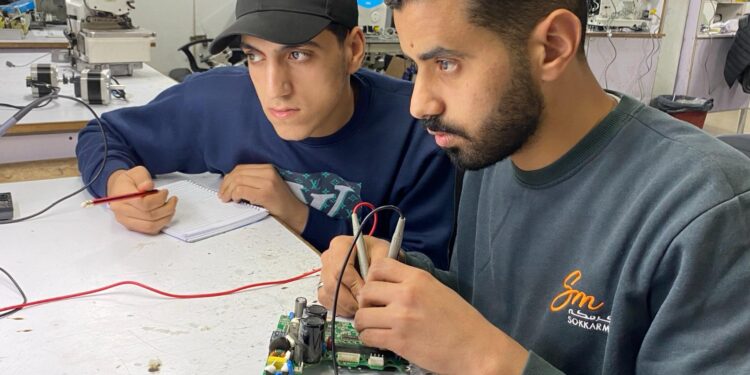 “سكر” لماكينات الخياطة توقّع بروتوكول تعاون مع عدد من مدارس التعليم الفني للتدريب على مهارات صيانة ماكينات الخياطة الصناعية