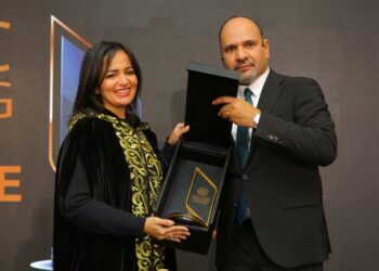 تكريم هنا طه بجائزة ” أثر” تقديرًا لجهودها في التنمية المستدامة ودعم و تمكين المرأة