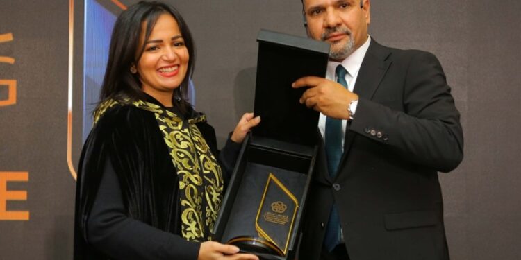 تكريم هنا طه بجائزة ” أثر” تقديرًا لجهودها في التنمية المستدامة ودعم و تمكين المرأة