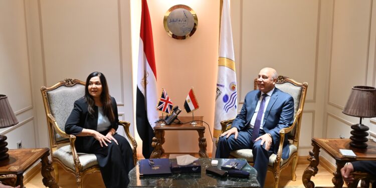 تعاون مصري بريطاني في صناعة مكونات محطات التحلية و الطاقة الجديدة والهيدروجين الأخضر