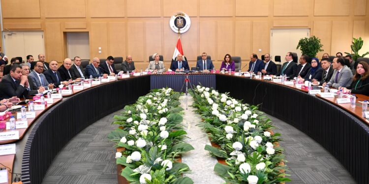 كامل الوزير : ضرورة ضخ استثمارات جديدة لاستغلال الباجاس في تصنيع الورق والأخشاب وألواح الفايبر بورد