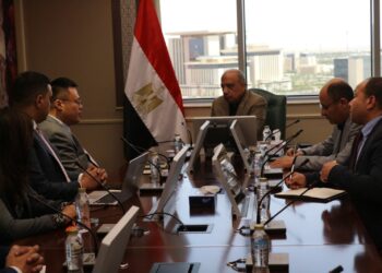 مصر تخطو نحو الريادة الخضراء: شراكة استراتيجية مع "SUNGROW" لتصنيع بطاريات التخزين والشواحن الكهربائية