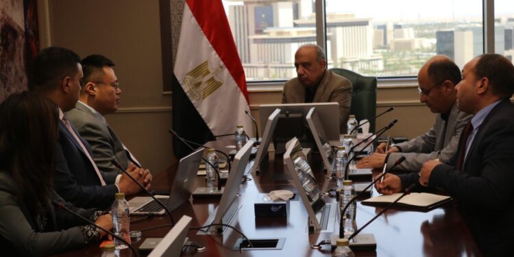 مصر تخطو نحو الريادة الخضراء: شراكة استراتيجية مع "SUNGROW" لتصنيع بطاريات التخزين والشواحن الكهربائية