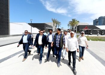 وزير الإسكان يتابع تطورات "مزارين" والممشى السياحي بمدينة العلمين الجديدة