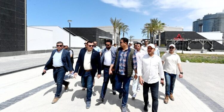 وزير الإسكان يتابع تطورات "مزارين" والممشى السياحي بمدينة العلمين الجديدة