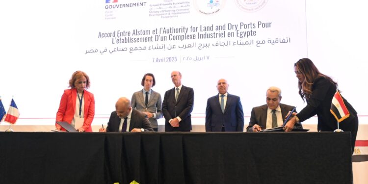 على هامش زيارة ماكرون لمصر .. تعاون مصري فرنسي لانشاء مجمع صناعى لانتاج الوحدات المتحركة ومدخلات التصنيع وبعض مهمات البنية التحتية