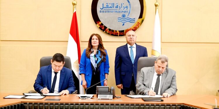 توقيع 3 عقود لتحديث 100 جرار هنشل وتوريد قطع غيار لـ 141 جرار لمدة 15 سنة والدعم الفني لمدة 10 سنوات