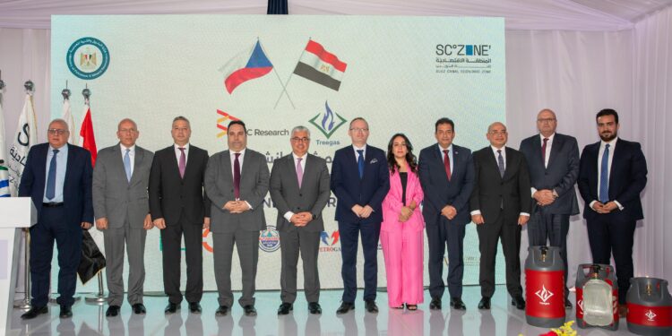 باستثمارات 14 مليون يورو.. رئيس اقتصادية قناة السويس يشهد وضع حجر الأساس لمشروع “تريجاس” في السخنة