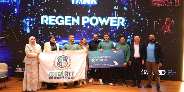 بعد منافسة شرسة بين 7 فرق طلابية.. فريق RenGen Power يحصد جائزة TechTank 2025 بجامعة السويدي