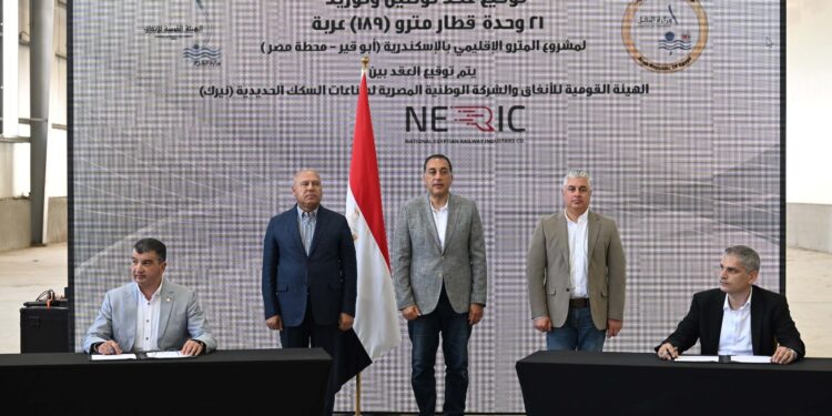 مدبولي يشهد توقيع عقد تصنيع 189 عربة مترو لمشروع "مترو الإسكندرية" داخل مصنع "نيرك" بشرق بورسعيد