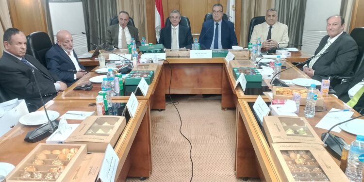 لجنة الضرائب والجمارك باتحاد الصناعات تبحث تطوير المنظومة لتحفيز الاستثمار وتكرم رموزها