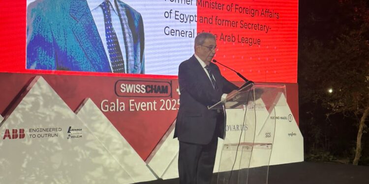 غرفة التجارة السويسرية تكرم عمرو موسى خلال حفلها السنوي بالقاهرة