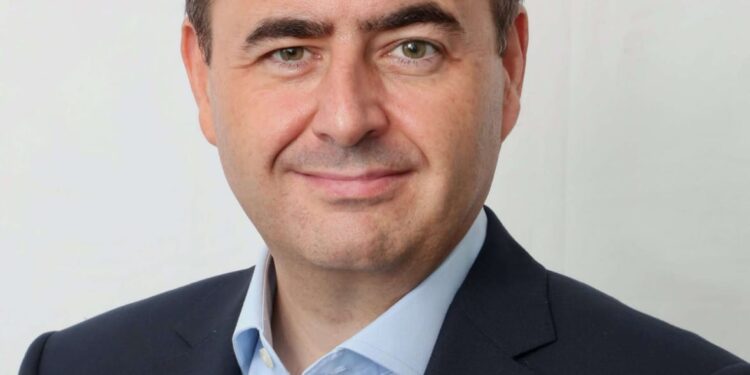 القابضة المصرية الكويتية تحقق نموًا سنويًا في الأرباح المعدلة بنسبة 44% خلال الربع الأول من عام 2025