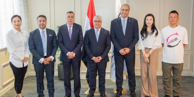 “اقتصادية قناة السويس” توقع عقد مشروع جديد مع “شاوشين بيكي” الصينية لتصنيع الملابس الجاهزة باستثمارات 7 ملايين دولار