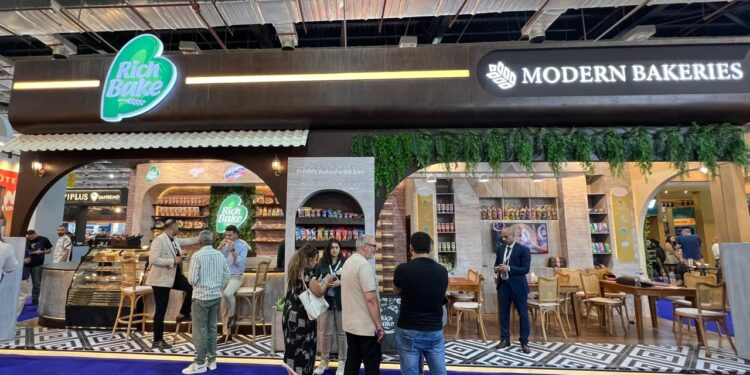 بالصور .. إقبال كثيف على جناح مودرن بيكريز في كافكس 2025 من شركات محلية ووفود دولية