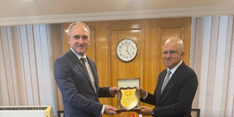 رئيس اتحاد الصناعات يبحث مع السفير البيلاروسي تعزيز التعاون في مجالات التصنيع والاستثمار المشترك