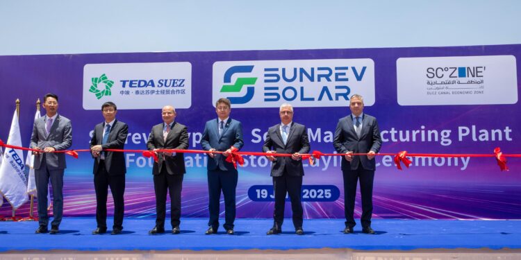 باستثمارات 200 مليون دولار .. وضع حجر الأساس لمجمع صناعي متكامل لإنتاج مستلزمات الطاقة الشمسية بالسخنة