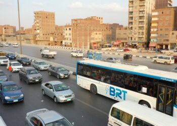 النقل تحذر: مخالفة مرورية صارمة لمتعدي حارة الأتوبيس الترددي على الدائري