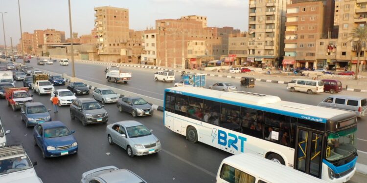 النقل تحذر: مخالفة مرورية صارمة لمتعدي حارة الأتوبيس الترددي على الدائري