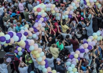 بيزنس العيد.. موسم الذهب للتجار والباعة وصناعة موسمية تنتعش بأموال المصريين