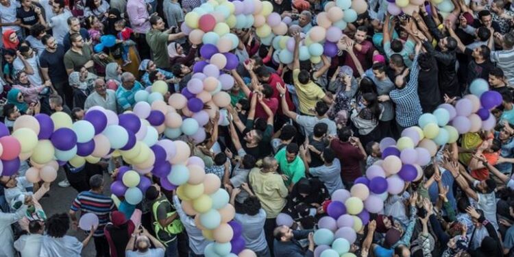 بيزنس العيد.. موسم الذهب للتجار والباعة وصناعة موسمية تنتعش بأموال المصريين