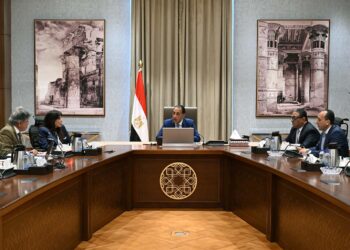 رئيس الوزراء يستعرض توصيات برنامج "المواجهة" ويؤكد: الحوار مع القطاع الخاص والخبراء مفتاح للإصلاح الاقتصادي