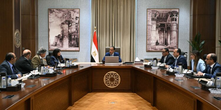 رئيس الوزراء يستعرض توصيات برنامج "المواجهة" ويؤكد: الحوار مع القطاع الخاص والخبراء مفتاح للإصلاح الاقتصادي