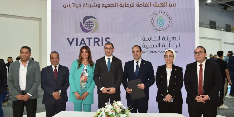 مؤتمر Africa Health | "الرعاية الصحية" توقع بروتوكول تعاون مع فياترس لبناء قدرات العاملين بالقطاع