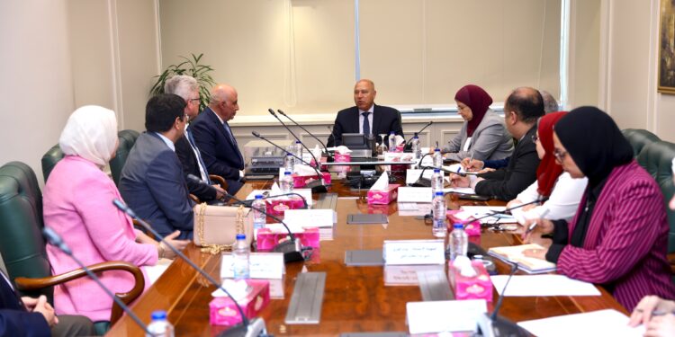 وزير الصناعة يبحث مع “سامكو” و”ماورر” الألمانية إقامة مجمع صناعي لتوطين صناعة الكباري والأنفاق