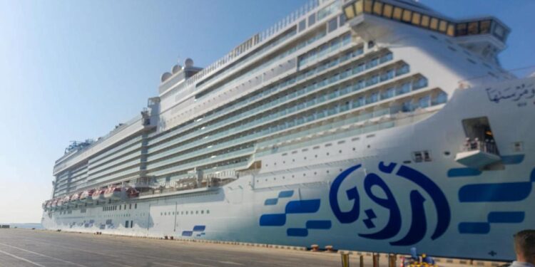 ميناء السخنة يستقبل السفينة السياحية AROYA وعلى متنها أكثر من 2300 سائح في إطار تنشيط السياحة البحرية