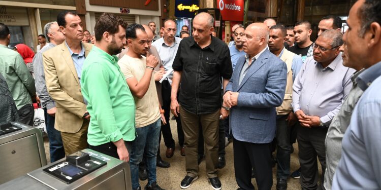 كامل الوزير يتفقد محطتي مصر والشهداء استعدادًا لاستقبال رحلات عودة الركاب بعد عيد الأضحى