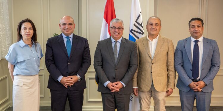 باستثمارات مليار جنيه.. توقيع عقد مشروع شركة “أورسا- UR-SA” التركية للمنسوجات الصناعية والتغليف البلاستيكي بالقنطرة غرب