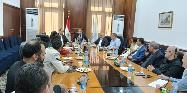 “شعبة الذهب” تجتمع مع رئيس “مصلحة الدمغة” لبحث تحديات الصناعة وملف التصدير