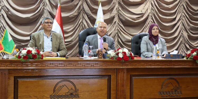 كامل الوزير: لا تراخيص صناعية جديدة إلا داخل مناطق مكتملة المرافق