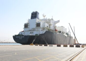 وزير البترول يتفقد المراحل النهائية لاعمال تجهيزات سفينة التغييز "Energos Eskimo"