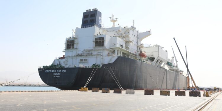 وزير البترول يتفقد المراحل النهائية لاعمال تجهيزات سفينة التغييز "Energos Eskimo"