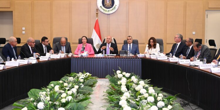 الصناعة : لجنة وزارية جديدة للتصدي للتهرب الجمركي وحماية الصناعة الوطنية