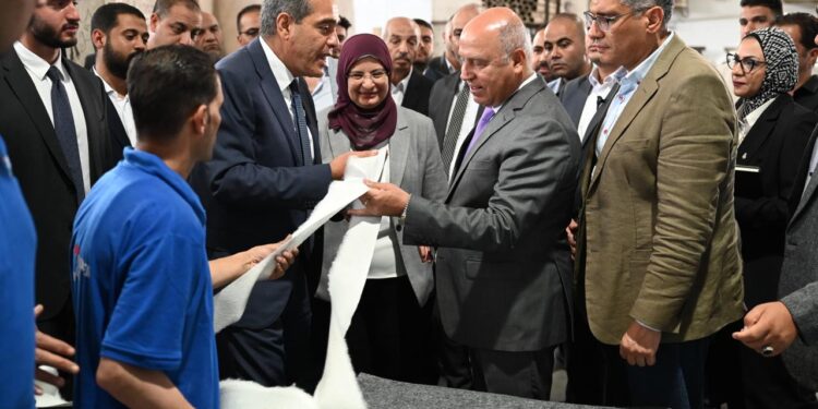 بالصور .. كامل الوزير يتفقد توسعات "مكارم تكس" ويشيد بجودة الإنتاج والتوجه التصديري