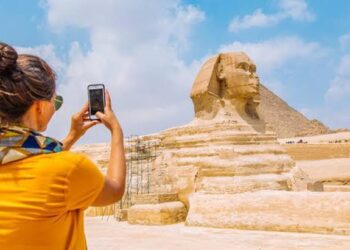 وزير السياحة يصدر قراراً بزيادة أجور المرشدين السياحيين بدءاً من أكتوبر المقبل