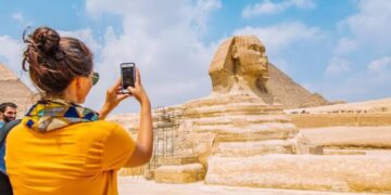 وزير السياحة يصدر قراراً بزيادة أجور المرشدين السياحيين بدءاً من أكتوبر المقبل