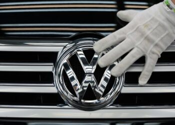 أعلنت الشركة المصرية التجارية وأوتوموتيف، الوكيل المحلي لعلامة فولكس فاجن في مصر، عن تخفيضات كبيرة على أسعار طرازاتها "جولف" و"تيجوان" موديل 2025، بقيمة تصل إلى 100 ألف جنيه، وذلك ضمن عروض شهر يوليو الجاري.