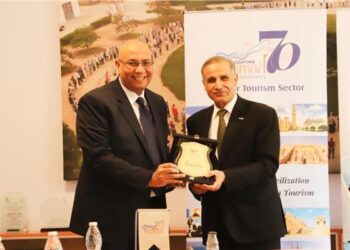 مصر للطيران توقع بروتوكول تعاون مع جامعة هليوبوليس ومجموعة سيكم لتعزيز الخدمات السياحية