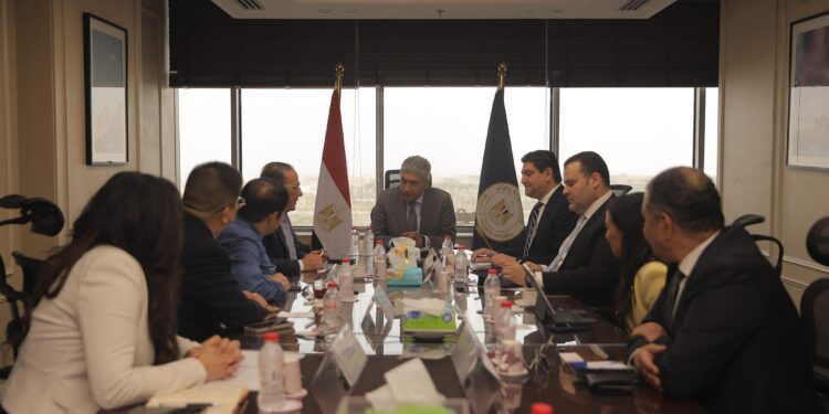 وزير السياحة والآثار يبحث مع شركة صينية كبرى سبل تطوير السياحة النيلية في مصر