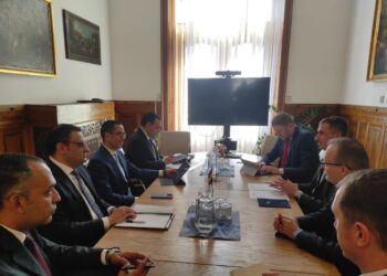 عقد المهندس حسن الخطيب، وزير الاستثمار والتجارة الخارجية، اجتماعًا موسعًا مع السيد لوكاس فيلتشك، وزير الصناعة والتجارة التشيكي، لبحث سبل تعزيز التعاون الاقتصادي المشترك، وتوسيع نطاق الشراكة بين البلدين في مختلف المجالات التجارية والصناعية والاستثمارية.