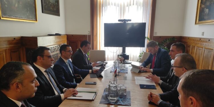 عقد المهندس حسن الخطيب، وزير الاستثمار والتجارة الخارجية، اجتماعًا موسعًا مع السيد لوكاس فيلتشك، وزير الصناعة والتجارة التشيكي، لبحث سبل تعزيز التعاون الاقتصادي المشترك، وتوسيع نطاق الشراكة بين البلدين في مختلف المجالات التجارية والصناعية والاستثمارية.