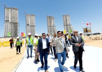 أجرى المهندس شريف الشربيني، وزير الإسكان والمرافق والمجتمعات العمرانية، جولة ميدانية بمدينة العلمين الجديدة، لتفقد سير العمل بمشروعي أبراج الداون تاون وبحيرات "العلمين داون تاون لاجون"، وذلك بحضور مسؤولي الوزارة وهيئة المجتمعات العمرانية الجديدة، وممثلي شركة CSCEC الصينية المنفذة للمشروع.