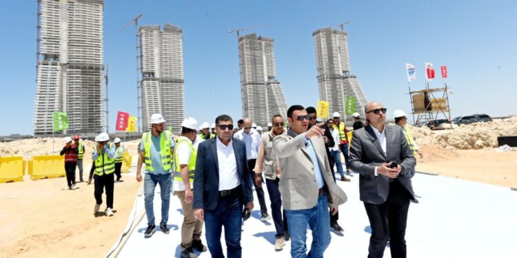 أجرى المهندس شريف الشربيني، وزير الإسكان والمرافق والمجتمعات العمرانية، جولة ميدانية بمدينة العلمين الجديدة، لتفقد سير العمل بمشروعي أبراج الداون تاون وبحيرات "العلمين داون تاون لاجون"، وذلك بحضور مسؤولي الوزارة وهيئة المجتمعات العمرانية الجديدة، وممثلي شركة CSCEC الصينية المنفذة للمشروع.